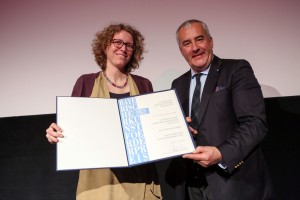 Silke Kleemann hat den Bayerischen Kunstförderpreis 2015 von Kultusminister Ludwig Spaenle erhalten.